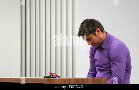 Hamburg, Deutschland. 8. Mai 2014. Sportdirektor des deutschen Fußball-Clubs Hamburger SV Oliver Kreuzer schaut während einer Pressekonferenz im Imtech-Arena in Hamburg, Deutschland, 8. Mai 2014. Foto: AXEL HEIMKEN/Dpa/Alamy Live News Stockfoto