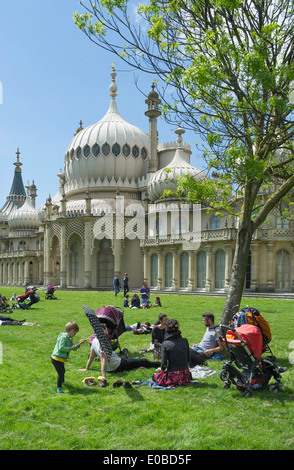 Entspannen auf dem Rasen vor dem Royal Pavillion. Brighton East Sussex UK Stockfoto