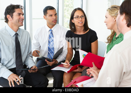 Geschäftsleute mit informellen Büro-Meeting Stockfoto