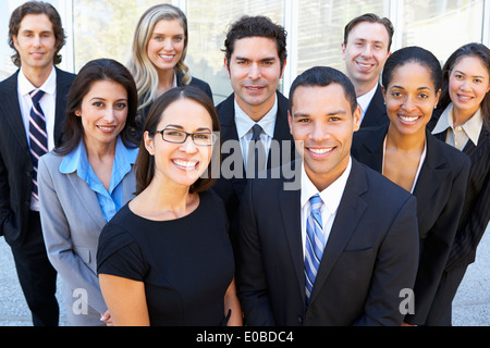 Porträt des Business Teams außerhalb Büro Stockfoto