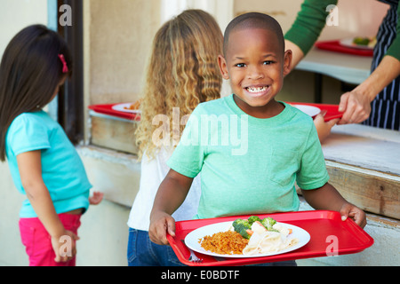 Elementare Schüler sammeln gesundes Mittagessen In der Cafeteria Stockfoto