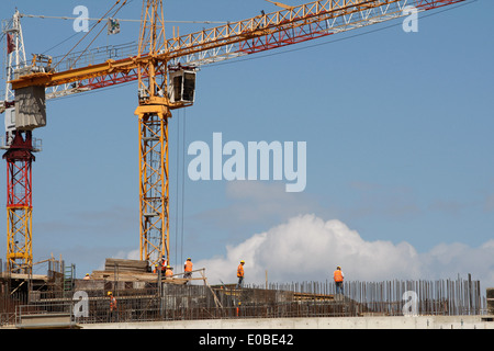 Krane arbeiten auf der Baustelle des Stavros Niarchos Kulturzentrums, in südlichen Athen. Die Venture gehört zu des Landes einige privat finanzierte Projekte, da das Land von einer schweren finanziellen Krise im Jahr 2009 getroffen wurde. Das 566 Millionen Euro-Projekt soll im Jahr 2016 abgeschlossen sein und beinhaltet eine neue Oper und die Nationalbibliothek. Die Europäische Union bestätigt am Mittwoch, dass Griechenland einen primären Haushaltsüberschuss aufgezeichnet hat. Stockfoto