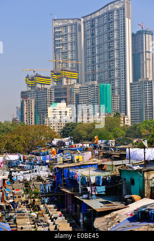 Stadt-Wäscherei basiert vor steigenden Mehrfamilienhäuser wo Hotel Wäsche gewaschen und getrocknet in heißen Sonne, Bombay, Mumbai, Indien Stockfoto