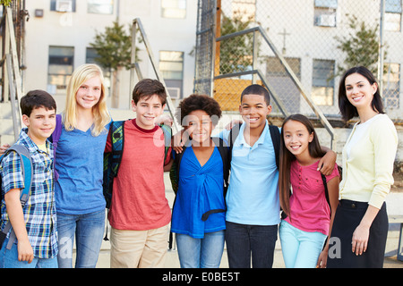 Gruppe von elementaren Schüler außerhalb der Schule mit Lehrer Stockfoto