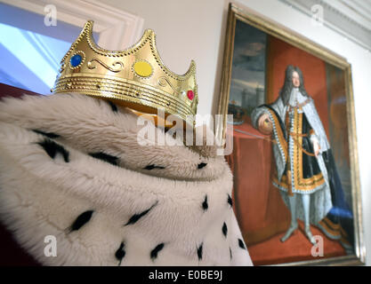 Celle, Deutschland. 7. Mai 2014. Krone und Hermelin Mantel liegen vor der ein Öl-Gemälde von Georg i., König von Großbritannien und Irland sowie Kurfürst von Hannover (1660-1727), in der Ausstellung "für die Insel - das Haus Braunschweig-Lüneburg auf dem Weg nach London im Bomann-Museum in Celle, Deutschland, 7. Mai 2014 Ready". Die Ausstellung ist Teil des unteren sächsischen Landesausstellung "Hannover Herrscher auf dem Thron von England 1714-1837' und wird am 18. Mai öffnen. Foto: HOLGER HOLLEMANN/Dpa/Alamy Live News Stockfoto