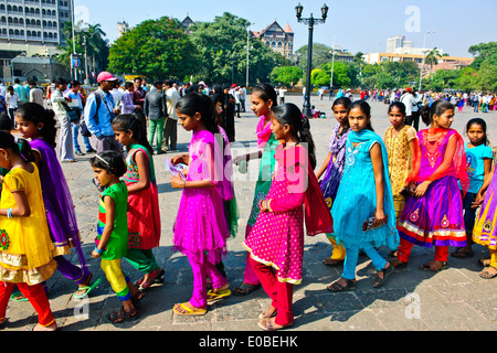 Tor von Indien, Appollo Bunder, Square, Touristen, Schulkinder in bunten Saris, Promenade, Fährhafen, Bombay, Mumbai, Indien Stockfoto