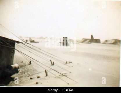 Dieses Foto von der 135 MU. (Wartungseinheit) in Ägypten, in der Edwin Newman beteiligt ist, erfasst RAF-Flugzeuge im Nahen Osten während des Zweiten Weltkriegs. Sie hebt die Rolle der RAF-Operationen in der Region hervor, einschließlich militärischer Unterstützung im Irak und anderen wichtigen Ländern des Nahen Ostens. Stockfoto