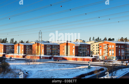 Haus am Stadtrand von Helsinki, Finnland. Winter, sonnigen Tag, blauer Himmel ohne Wolken, Hochspannungs-Leitungen. Stockfoto