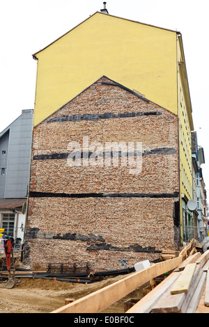 Eine alte Abriss Leben ist abgerissen. Ein neues Haus gebaut., Ein Altes Abbruch Haus Wird Abgerissen. Ein Neues Haus Wird Gebaut. Stockfoto