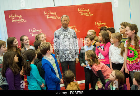 Madame Tussauds Berlin, Deutschland. 8. Mai 2014. Schülerinnen und Schüler der Nelson-Mandela-Schule-Blick auf die Wachsfigur des Friedens Nobel Preis Friedensnobelpreisträger Nelson Mandela (1918 – 2013) bei Madame Tussauds Berlin, Deutschland, 8. Mai 2014. Der 20-jährige Wachsfigur ist ein Darlehen von London und wird nur für drei Monate in Berlin bleiben. Foto: HAUKE-CHRISTIAN DITTRICH/Dpa/Alamy Live News Stockfoto