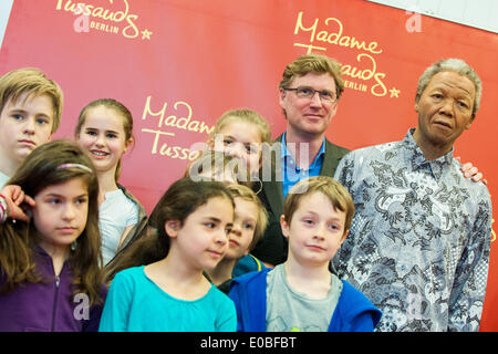 Madame Tussauds Berlin, Deutschland. 8. Mai 2014. Schülerinnen und Schüler der Nelson-Mandela-Schule-Blick auf die Wachsfigur des Friedens Nobel Preis Friedensnobelpreisträger Nelson Mandela (1918 – 2013) bei Madame Tussauds Berlin, Deutschland, 8. Mai 2014. Der 20-jährige Wachsfigur ist ein Darlehen von London und wird nur für drei Monate in Berlin bleiben. Foto: HAUKE-CHRISTIAN DITTRICH/Dpa/Alamy Live News Stockfoto