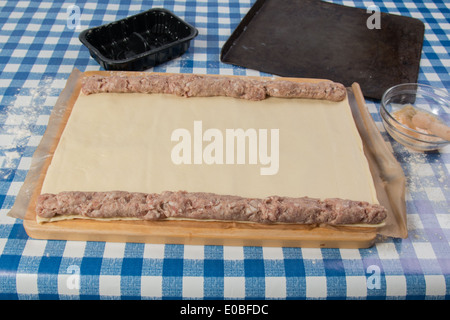 Herstellung von Wurst Brötchen mit fertig gerollten Teig die Würste im Ort (8 von 58) Stockfoto