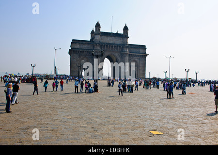 Tor von Indien, Appollo Bunder, Square, Touristen, Schulkinder in bunten Saris, Promenade, Fährhafen, Bombay, Mumbai, Indien Stockfoto