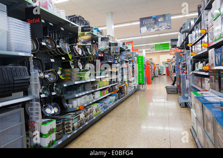 Haushaltswaren Gang in ASDA Supermarkt. Stockfoto