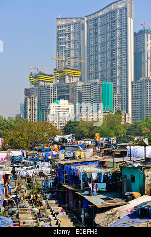 Stadt-Wäscherei basiert vor steigenden Mehrfamilienhäuser wo Hotel Wäsche gewaschen und getrocknet in heißen Sonne, Bombay, Mumbai, Indien Stockfoto
