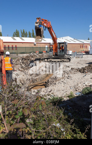 Die Erde bewegte Bagger auf der Baustelle tätig. Stockfoto