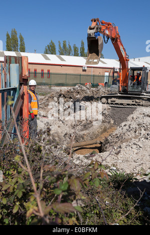 Die Erde bewegte Bagger auf der Baustelle tätig. Stockfoto