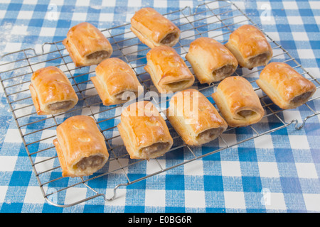 Machen Wurst Brötchen fertig gerollten Teig verwenden, Wurst Brötchen Kühlung auf einem Draht Kühlregal (31 von 58) Stockfoto