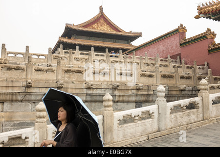 Chinesische Touristen gelten in der verbotenen Stadt in Peking, China Stockfoto