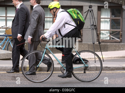 Dicke übergewichtige Mann im Anzug Stockfoto