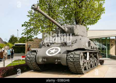 Sherman-Panzer außerhalb Musee Airborne in Sainte-Mere-Eglise, Normandie, Frankreich Stockfoto