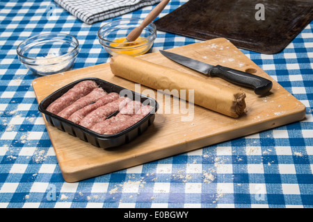 Die wurst Brötchen fertig gerollten Teig, Zutaten (4 von 58) Stockfoto