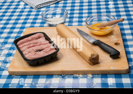 Die wurst Brötchen fertig gerollten Teig, Zutaten (5 von 58) Stockfoto