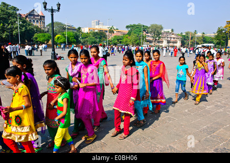 Tor von Indien, Appollo Bunder, Square, Touristen, Schulkinder in bunten Saris, Promenade, Fährhafen, Bombay, Mumbai, Indien Stockfoto