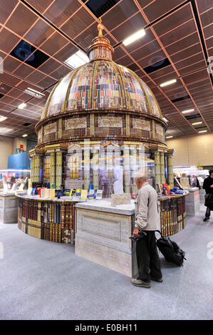 Italien Piemont Turin 27. Internationale Buchmesse Fair 8. Mai 2014. Sorgemaßnahmen Land, den Vatikan, die hat als Hintergrund die Kuppel des Petersdoms aus Bücher Stockfoto