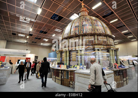 Italien Piemont Turin 27. Internationale Buchmesse Fair 8. Mai 2014. Sorgemaßnahmen Land, den Vatikan, die hat als Hintergrund die Kuppel des Petersdoms aus Bücher Stockfoto