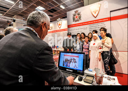Italien Piemont Turin 27. Internationale Buchmesse Fair 8. Mai 2014. Der Körper des italienischen Roten Kreuzes Hilfsverb der Streitkräfte stehen. Erinnerungsfoto mit Rot-Kreuz-Krankenschwester und Soldat in Uniform des ersten Weltkrieges Stockfoto
