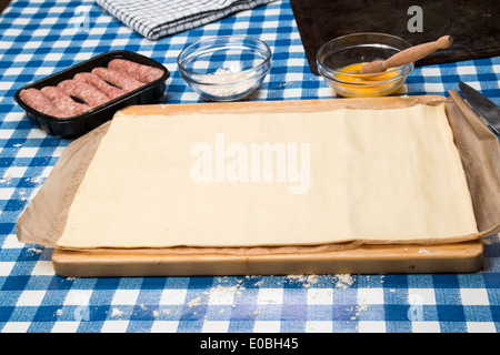 Die wurst Brötchen fertig gerollten Kuchen, Gebäck ausgerollt (6 von 58) Stockfoto