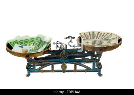 Dollar und Euro auf die Waage. Unterschiede der Währungen, Dollar Und Euro Auf Waage. Unterschiede der Waehrungen Stockfoto