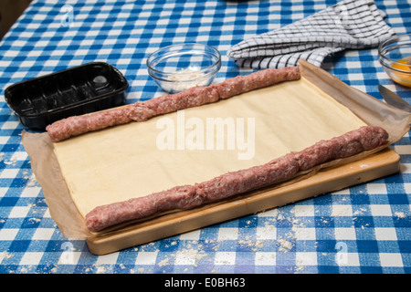 Die wurst Brötchen fertig gerollt Gebäck, Wurst in Ort bereit zu rollen (9 von 58) Stockfoto