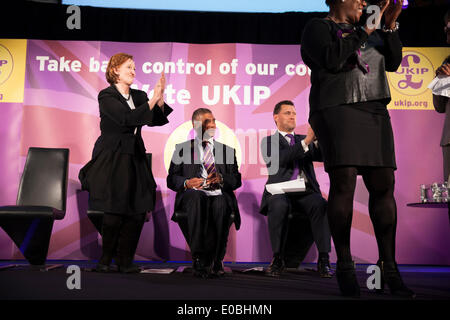 London, UK. 7. Mai 2014. Suzanne Evans, UKIPs Gemeinschaft Sprecher und Merton Stadtrat befasst sich mit UKIP treffen. Der UK Indepenence Party, Kampagnen als Anti rassistischen Partei während der Einwanderung und der EU. Die vorderen Reihen des Saales sind gefüllt mit Multi ethnischen Unterstützer, die Botschaft zu verstärken. Bildnachweis: Mike Abrahams/Alamy Live-Nachrichten Stockfoto