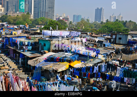 Stadt-Wäscherei basiert vor steigenden Mehrfamilienhäuser wo Hotel Wäsche gewaschen und getrocknet in heißen Sonne, Bombay, Mumbai, Indien Stockfoto