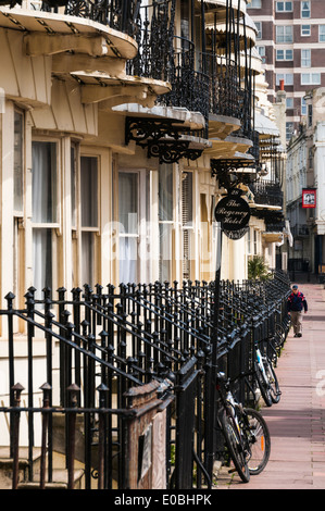 Suche entlang den Fassaden der Gebäude im Regency-Stil der Regency Square in Brighton Stockfoto