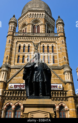 Sir Phirojshah Mehta erster Bürgermeister von Bombay, außerhalb Municipal Corporation Building in der Nähe von Victoria Station Bombay, Mumbai, Indien Stockfoto