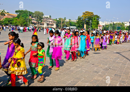 Tor von Indien, Appollo Bunder, Square, Touristen, Schulkinder in bunten Saris, Promenade, Fährhafen, Bombay, Mumbai, Indien Stockfoto