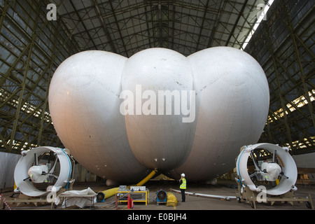 Airlander 10, weltweit größte Flugzeug und modernsten Luftschiff, Luftschiff Aufhänger an der ehemaligen RAF Cardington, Bedfordshire Stockfoto