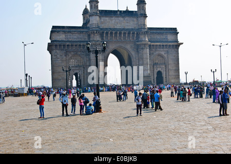 Tor von Indien, Appollo Bunder, Square, Touristen, Schulkinder in bunten Saris, Promenade, Fährhafen, Bombay, Mumbai, Indien Stockfoto