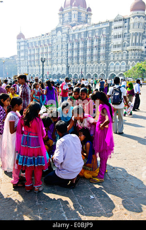Tor von Indien, Appollo Bunder, Square, Touristen, Schulkinder in bunten Saris, Promenade, Fährhafen, Bombay, Mumbai, Indien Stockfoto