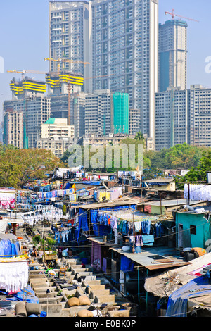 Stadt-Wäscherei basiert vor steigenden Mehrfamilienhäuser wo Hotel Wäsche gewaschen und getrocknet in heißen Sonne, Bombay, Mumbai, Indien Stockfoto