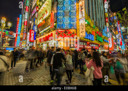 Nachtansicht des Yasukuni-Dori Straße, Bezirk Shinjuku, Tokyo, Japan Stockfoto