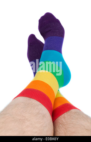 Herren, die behaarte Beine in gestreiften gefärbt Socken Spaß. Isolieren Sie auf weiß. Stockfoto