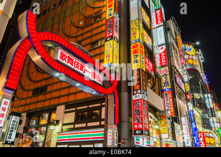 Nachtansicht der Kabukicho Street, das Rotlicht - Viertel in Shinjuku, Tokyo, Japan Stockfoto