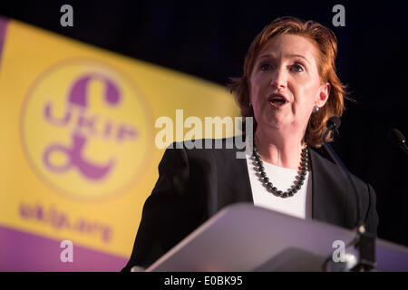 London, UK. 7. Mai 2014. Suzanne Evans, UKIPs Gemeinschaft Sprecher und Merton Stadtrat befasst sich mit UKIP treffen. Der UK Indepenence Party, Kampagnen als Anti rassistischen Partei während der Einwanderung und der EU. Die vorderen Reihen des Saales sind gefüllt mit Multi ethnischen Unterstützer, die Botschaft zu verstärken. Bildnachweis: Mike Abrahams/Alamy Live-Nachrichten Stockfoto