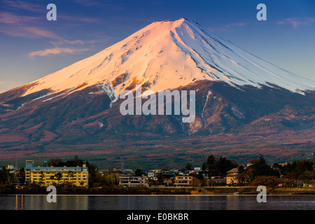 Mount Fuji gesehen bei Sonnenaufgang von Kawaguchi-See, Yamanashi Präfektur, Japan Stockfoto