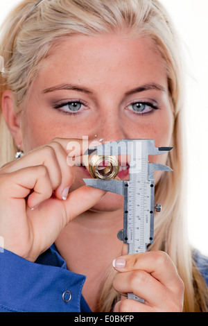 Junge Frau als ein Handwerk in blauen Arbeit Kleidung., Junge Frau als Klemptner in Blauer Arbeitskleidung. Stockfoto