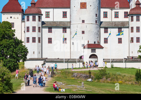 Touristen auf dem Weg zum Schloss Lacko Stockfoto